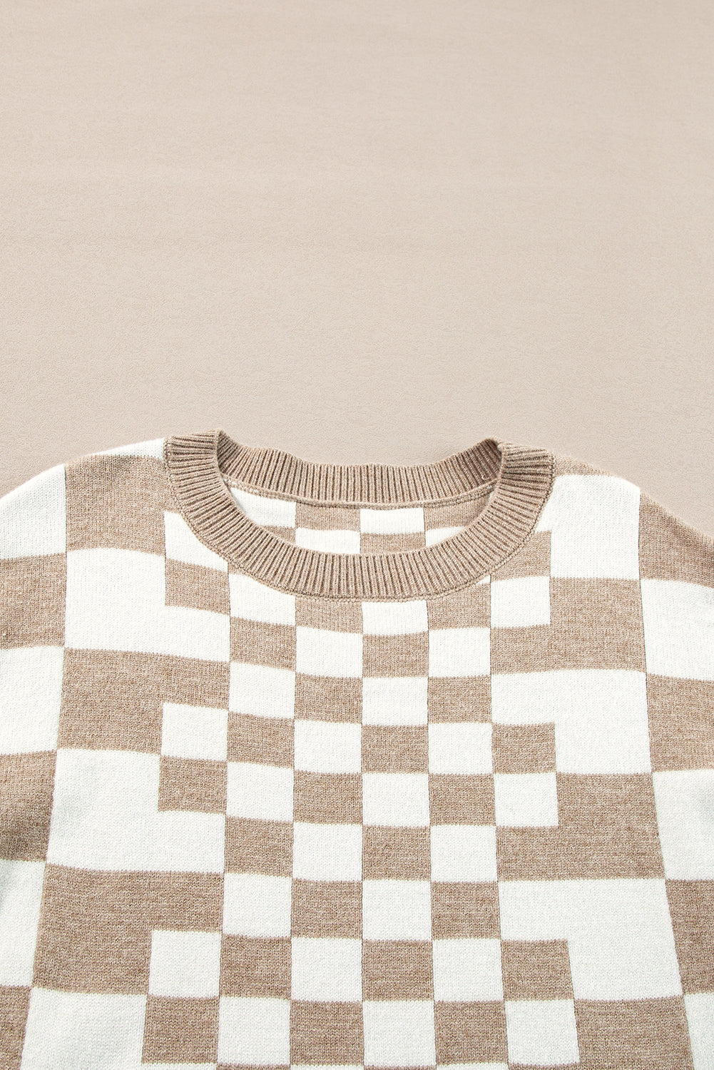 Khakifarbener Pullover mit Karomuster und überschnittener Schulterpartie und Rundhalsausschnitt