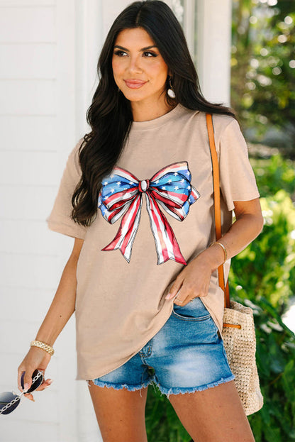 Khakifarbenes T-Shirt mit Rundhalsausschnitt und amerikanischer Flagge und Schleife
