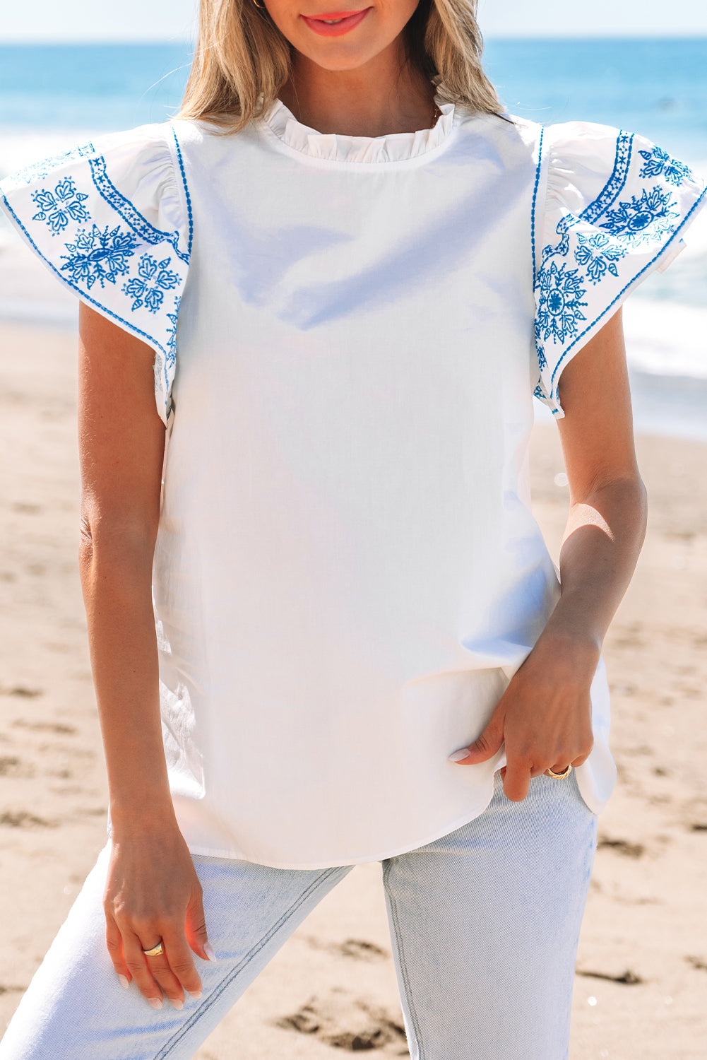 Weiße Bluse mit bestickten Rüschenärmeln und Rüschenkragen