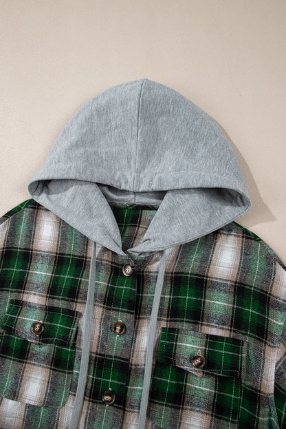 Grünes Shacket mit Brusttasche und Kapuze und Karomuster