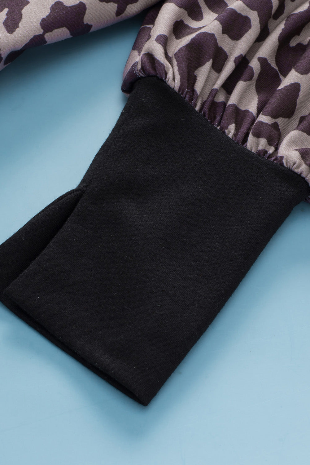 Schwarzes Sweatshirt mit Leoparden-Patchwork und Schlitzen im Bischofsärmel-Stil