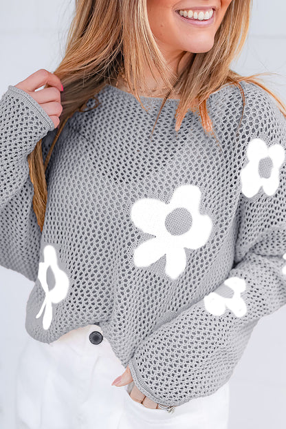 Hellgrauer Strickpullover mit großer Blume und überschnittener Schulter