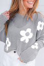 Hellgrauer Strickpullover mit großer Blume und überschnittener Schulter