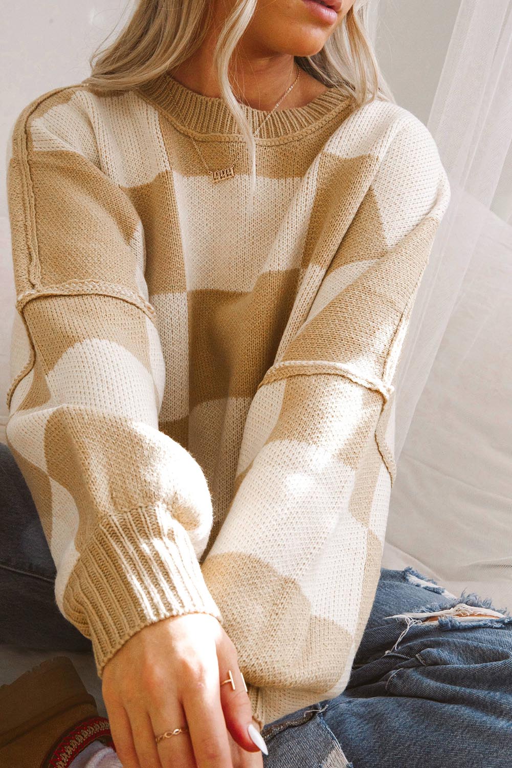 Khakifarbener Pullover mit karierten Bischofsärmeln