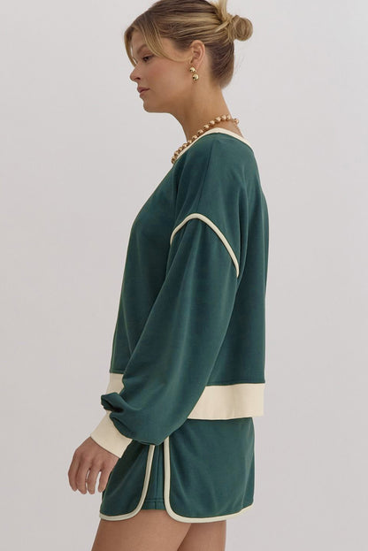 Evergreen Set mit lockerem Pullover in Kontrastfarbe und Skort mit Schnürung in der Taille