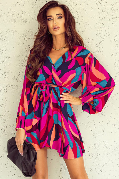 Feuerrotes Minikleid mit abstraktem Print und Gürtel und Puffärmeln