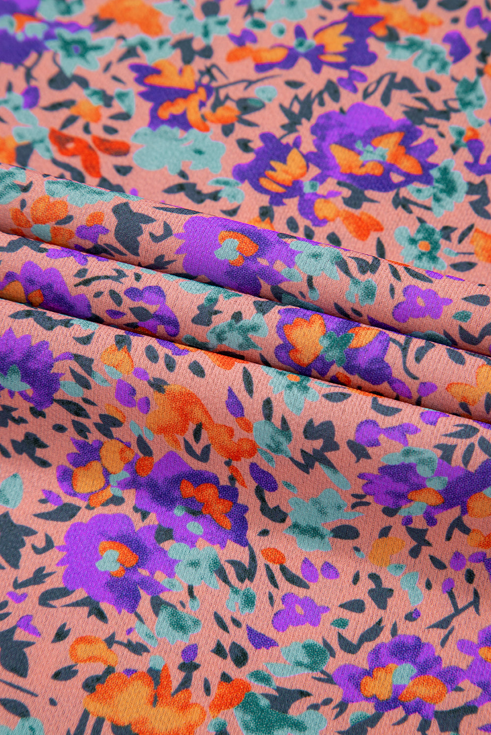 Lila Bluse mit Rundhalsausschnitt, Blumenmuster und gerafften Bündchen