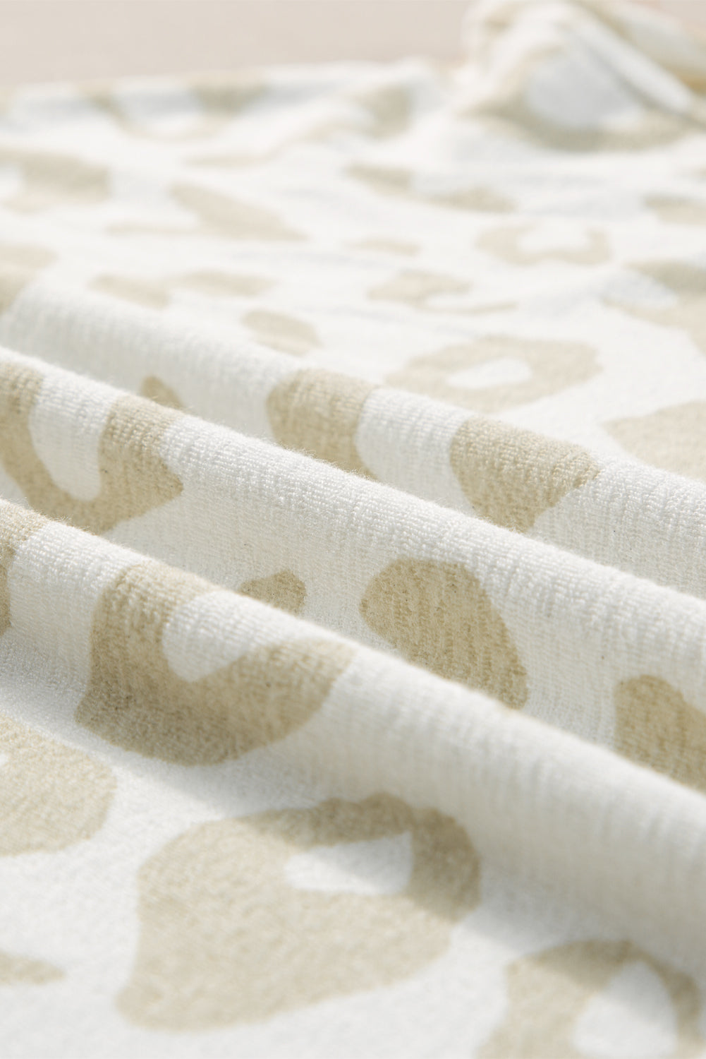 Lounge-Set aus weißem Pullover mit Leopardenmuster und Hose mit Kordelzug