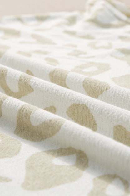 Lounge-Set aus weißem Pullover mit Leopardenmuster und Hose mit Kordelzug