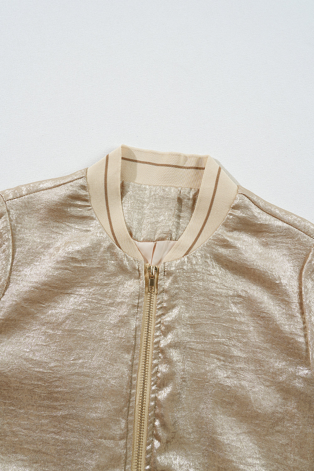 Hellkhakifarbene Baseballjacke mit Reißverschluss in Metallic-Optik