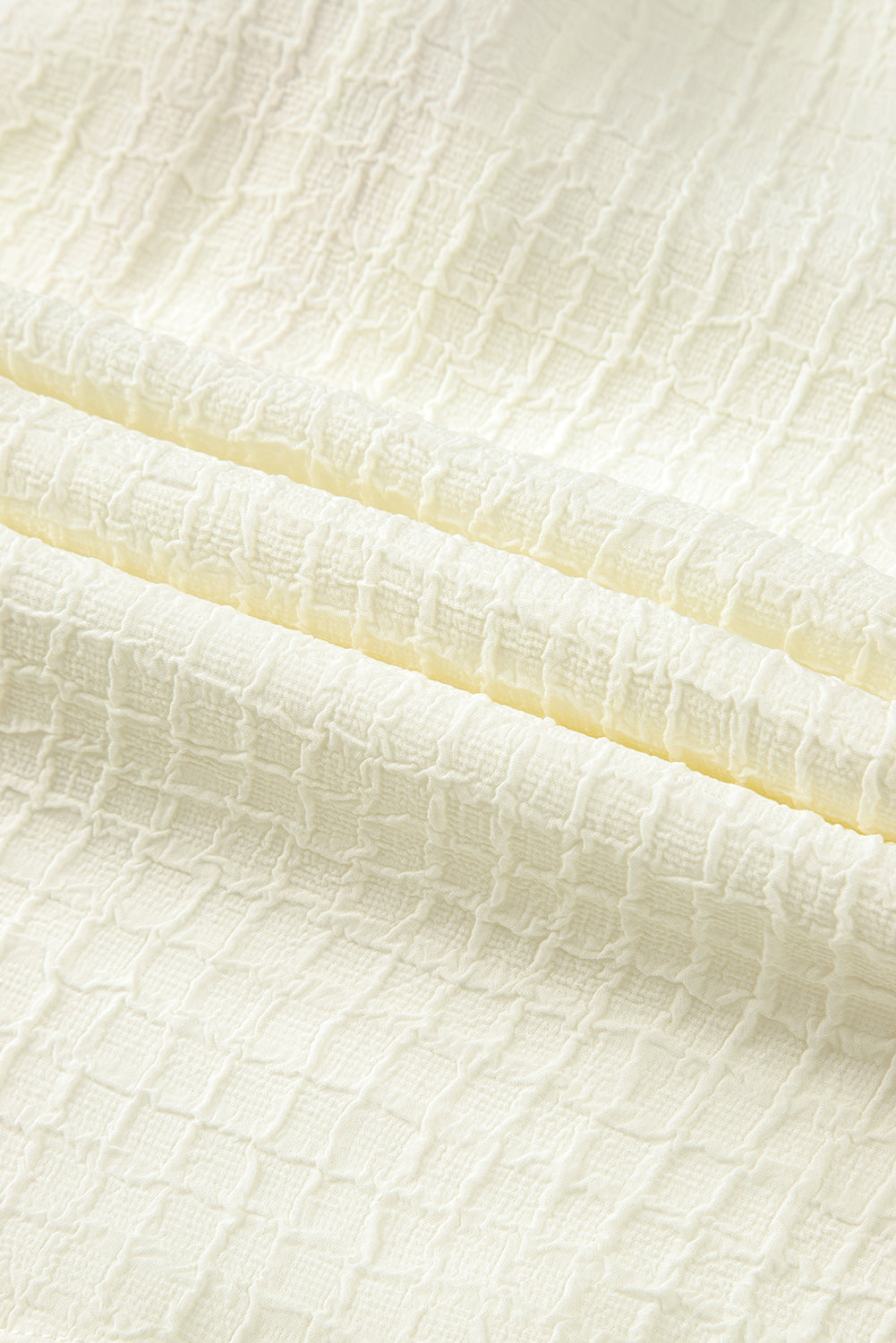 Beigefarbene Bluse mit floraler Stickerei und strukturierten Puffärmeln im Ricrac-Stil