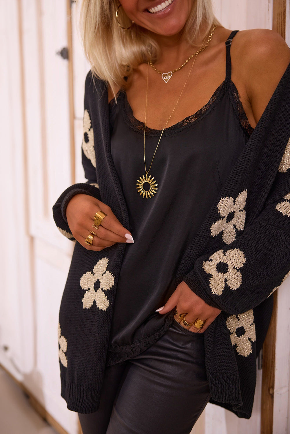 Schwarzer, lockerer Strickcardigan mit Blumenmuster und offener Vorderseite