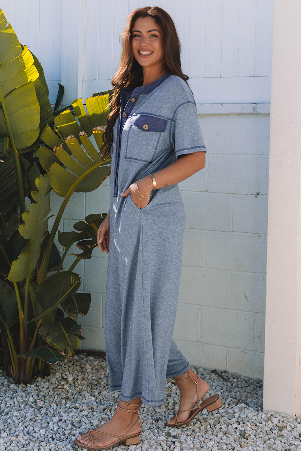 Beau Blue – Jumpsuit mit halber Knopfleiste und Brusttaschen, kurzärmlig und weitem Bein