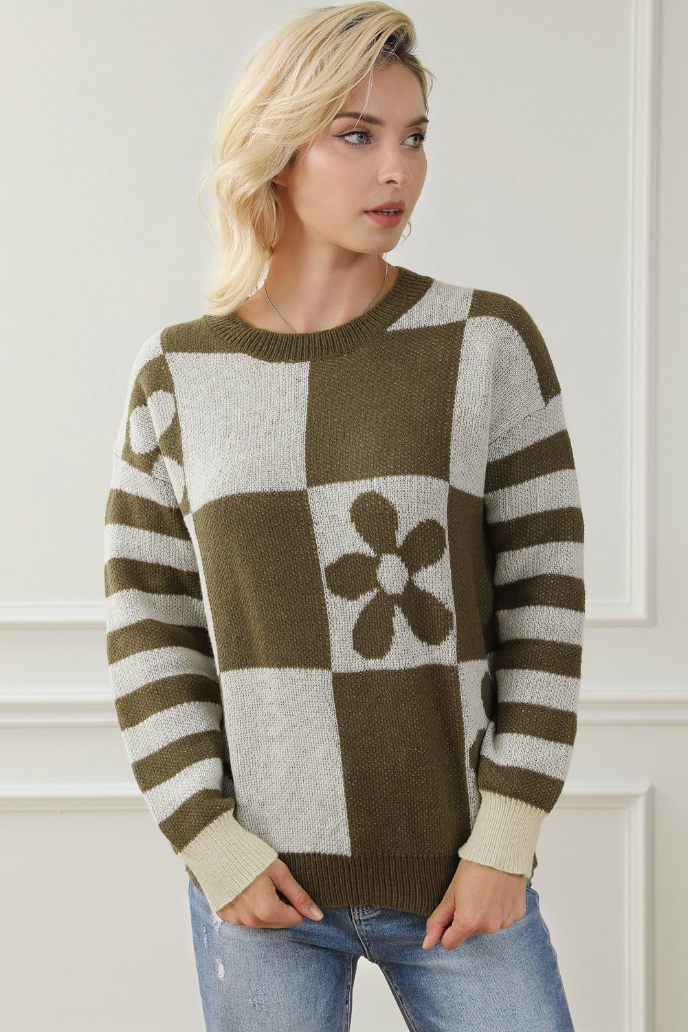 Grün karierter Pullover mit Blumenmuster und gestreiften Ärmeln