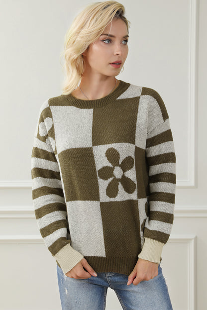Grün karierter Pullover mit Blumenmuster und gestreiften Ärmeln