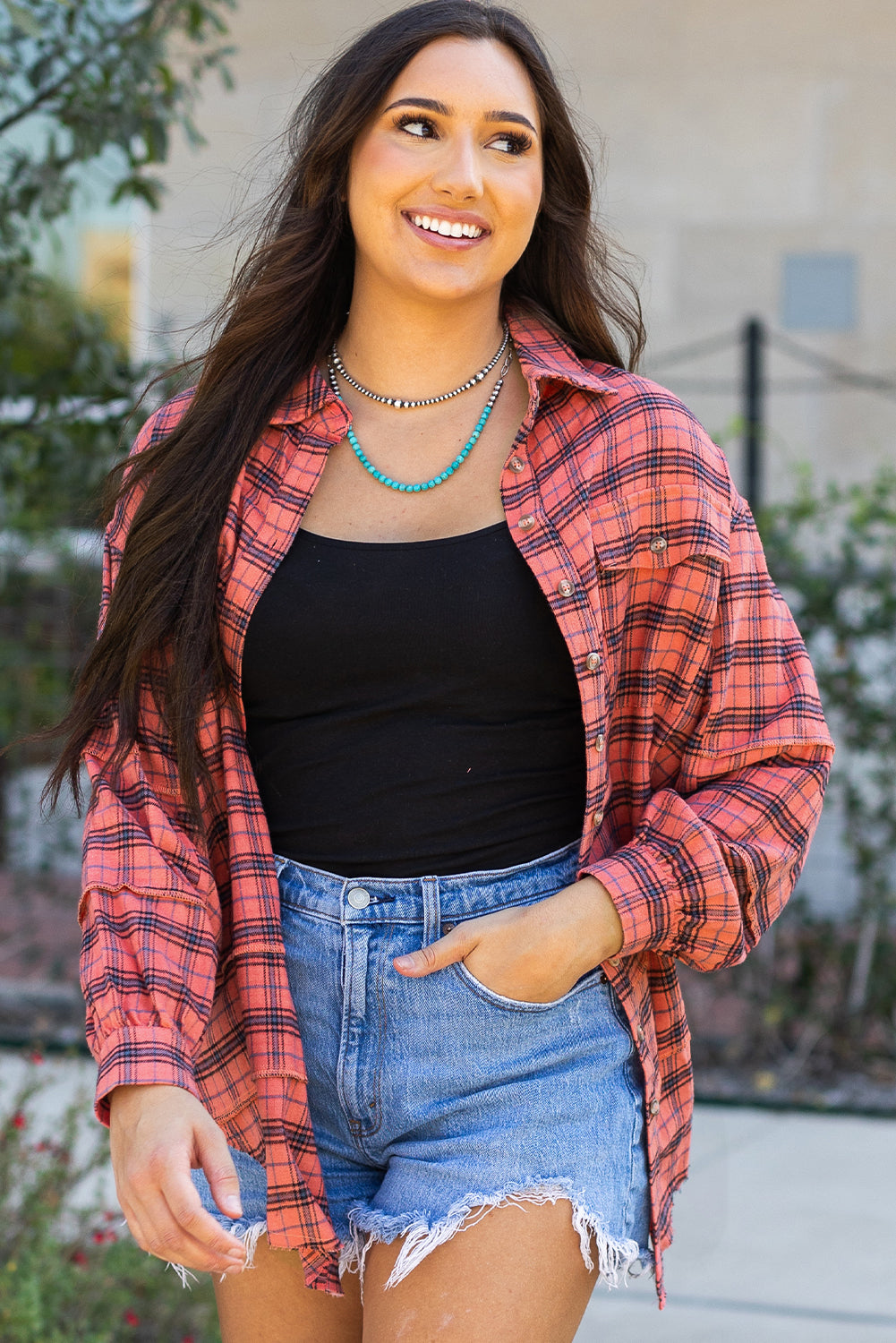 Rotes kariertes Langarmhemd mit seitlichem Schlitz und Used-Look-Saum