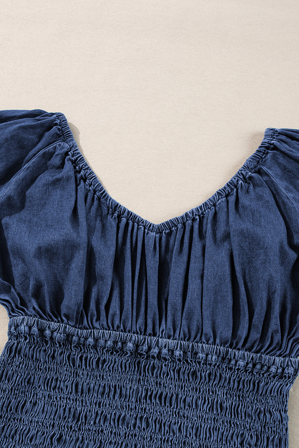 Dunkelblaue Jeansbluse mit gesmokten Rüschen und Puffärmeln sowie V-Ausschnitt