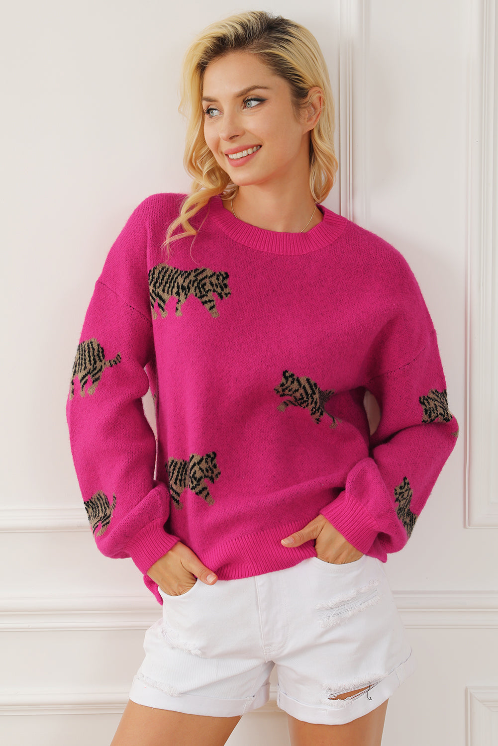 Rosaroter, lässiger Strickpullover mit wildem Tiermuster