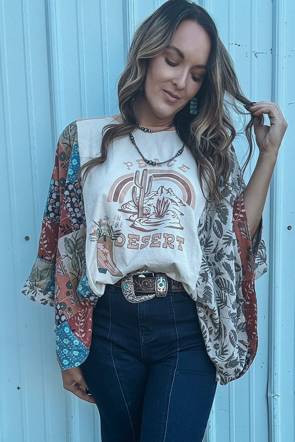 Mehrfarbiges, asymmetrisch bedrucktes Oberteil mit Patchwork-Ärmeln und Peace-Desert-Grafik