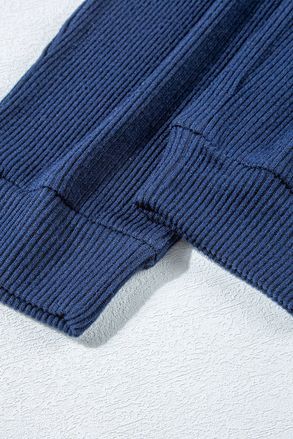 Marineblaues Set aus kurzem Hoodie und Jogginghose mit Kordelzug