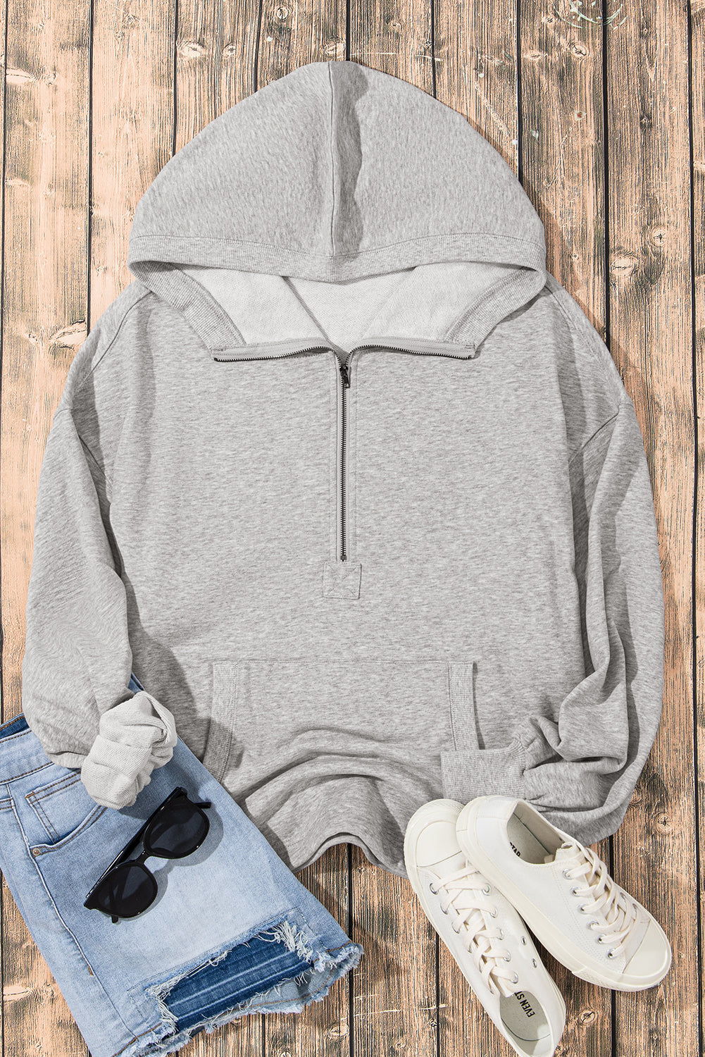 Hellgrauer Oversize-Hoodie mit Kängurutasche und halbem Reißverschluss