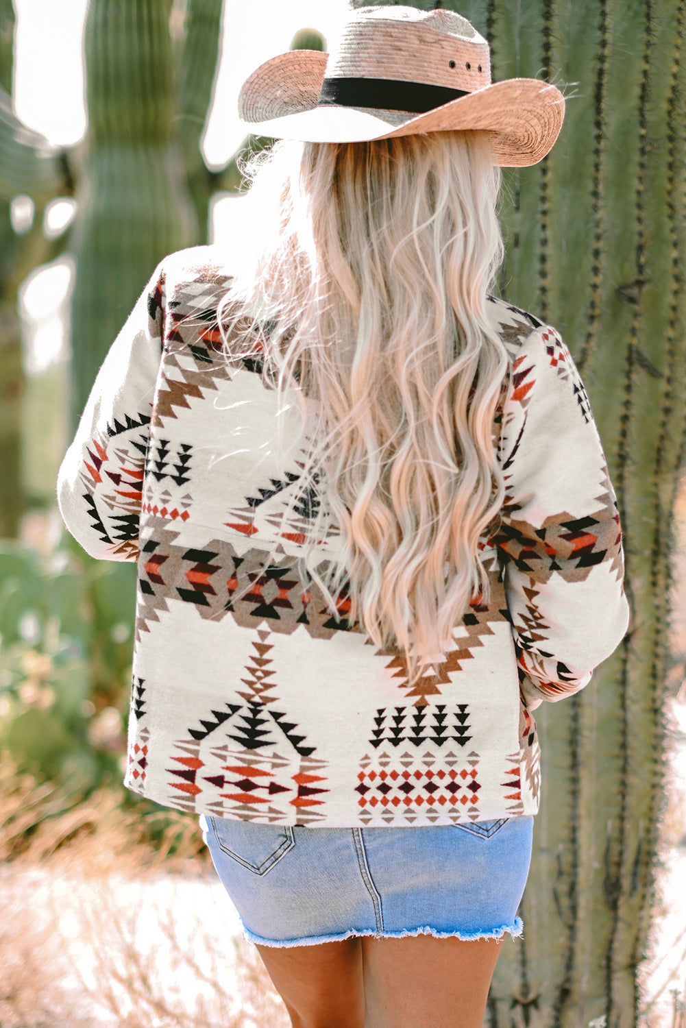 Beige Jacke mit Stehkragen und Reißverschluss im Aztekenmuster