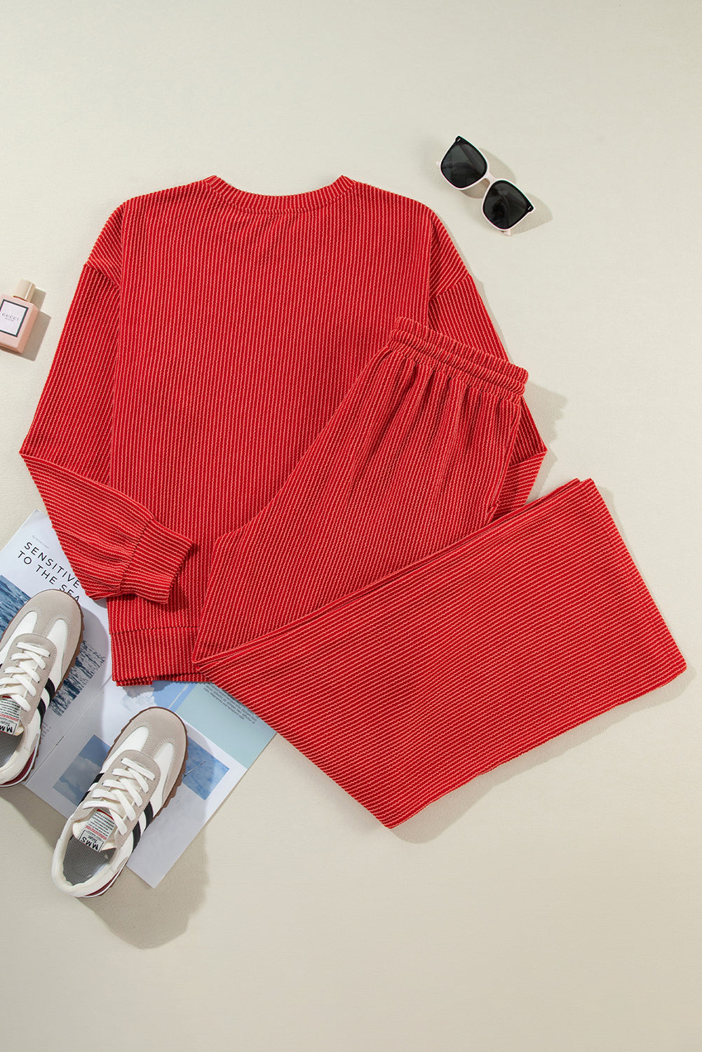 Feuerrotes JOLLY Set aus langärmligem Oberteil mit Kordelzug und Hosen mit Taschen