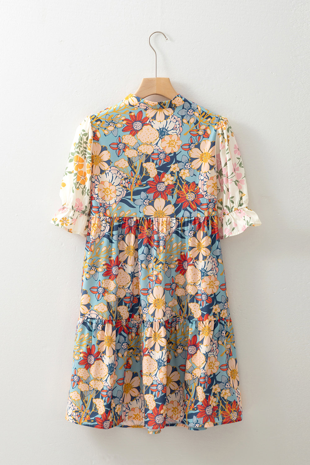 Mehrfarbiges, lockeres Minikleid mit Häkel-Patchwork und V-Ausschnitt im Boho-Stil