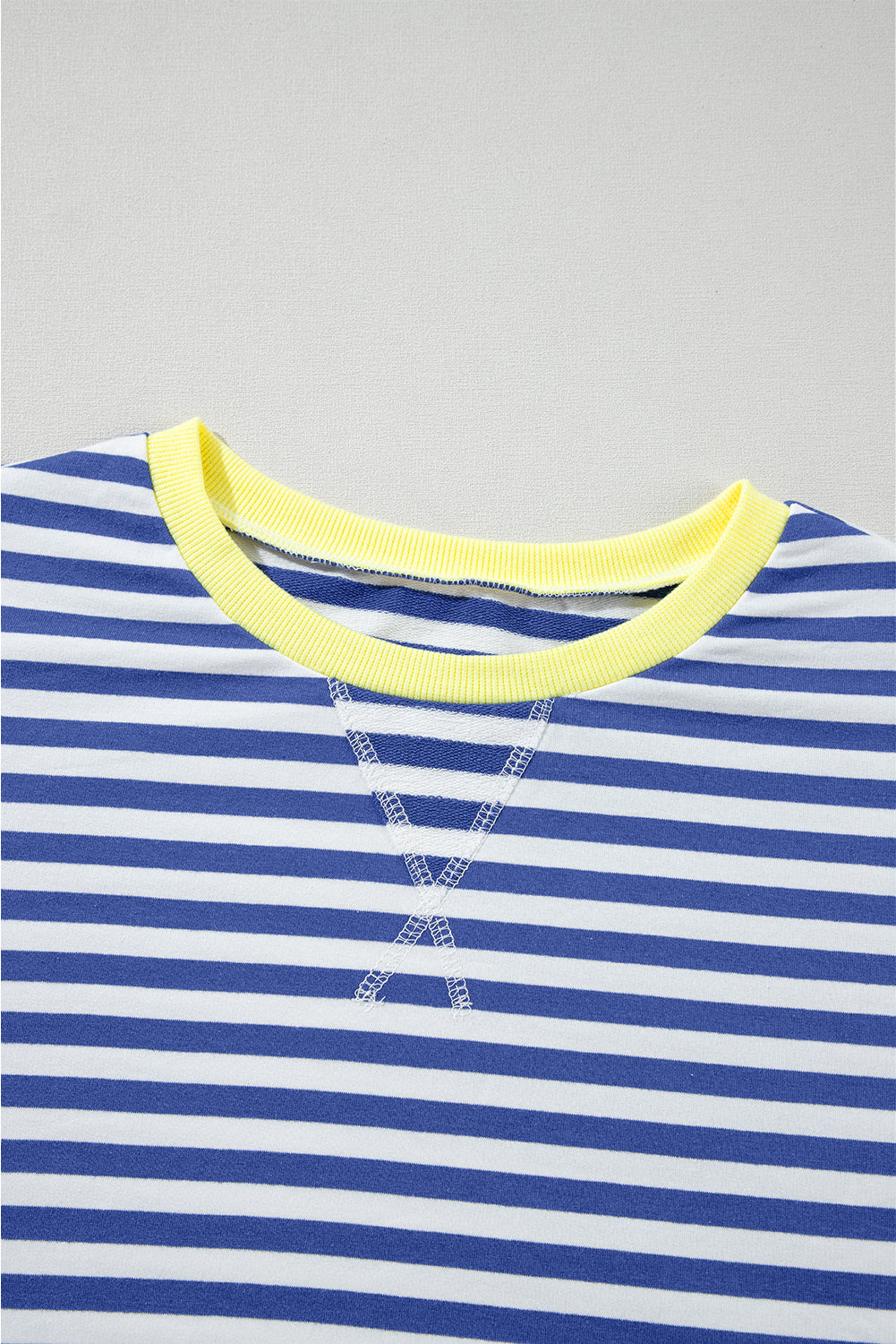 Übergroßes Pullover-Sweatshirt mit Kontrastbesatz und blauen Streifen