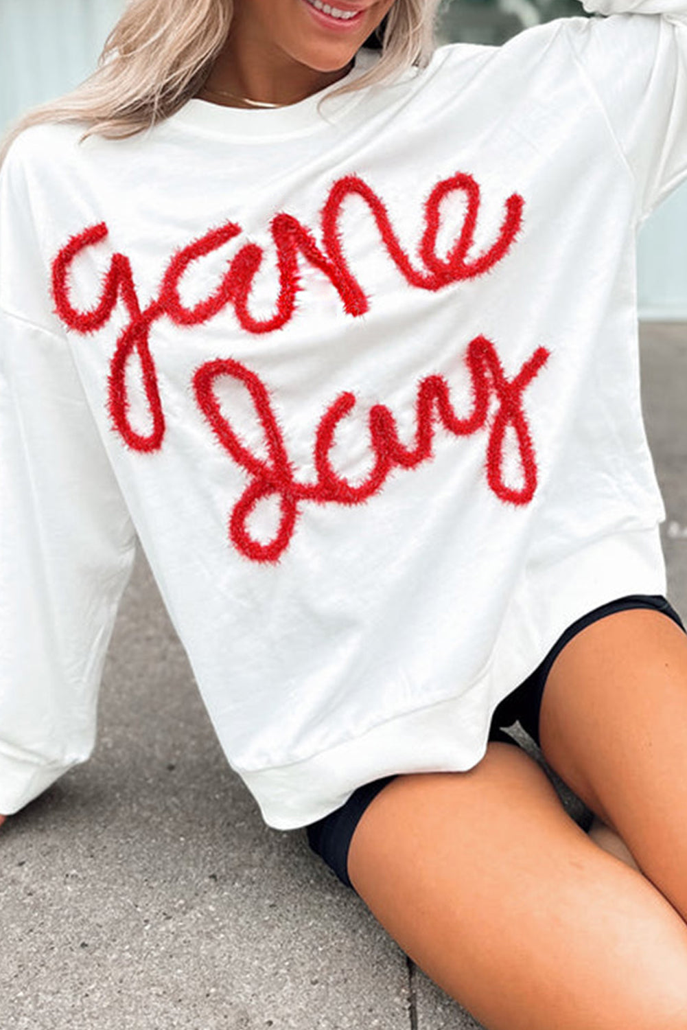 Weißes Lametta-Sweatshirt mit Game Day-Grafik und überschnittener Schulter