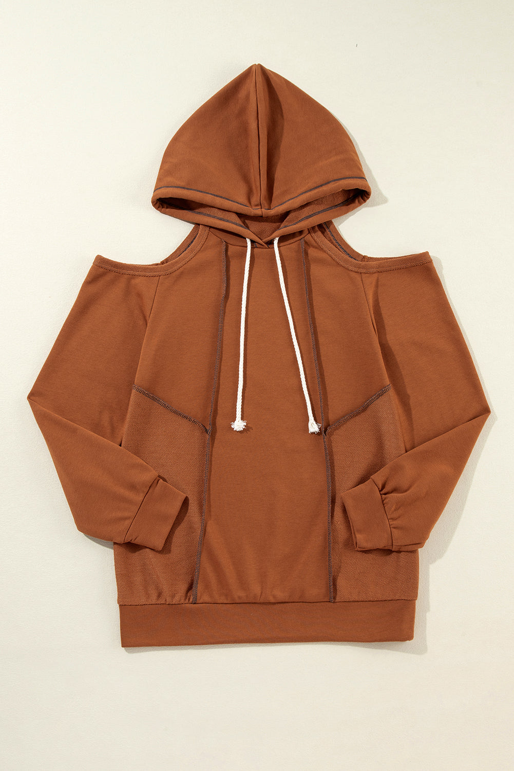 Zimtfarbener Kapuzenpullover mit sichtbaren Nähten und kalter Schulterpartie und Kordelzug