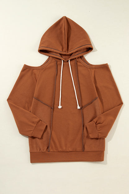 Zimtfarbener Kapuzenpullover mit sichtbaren Nähten und kalter Schulterpartie und Kordelzug