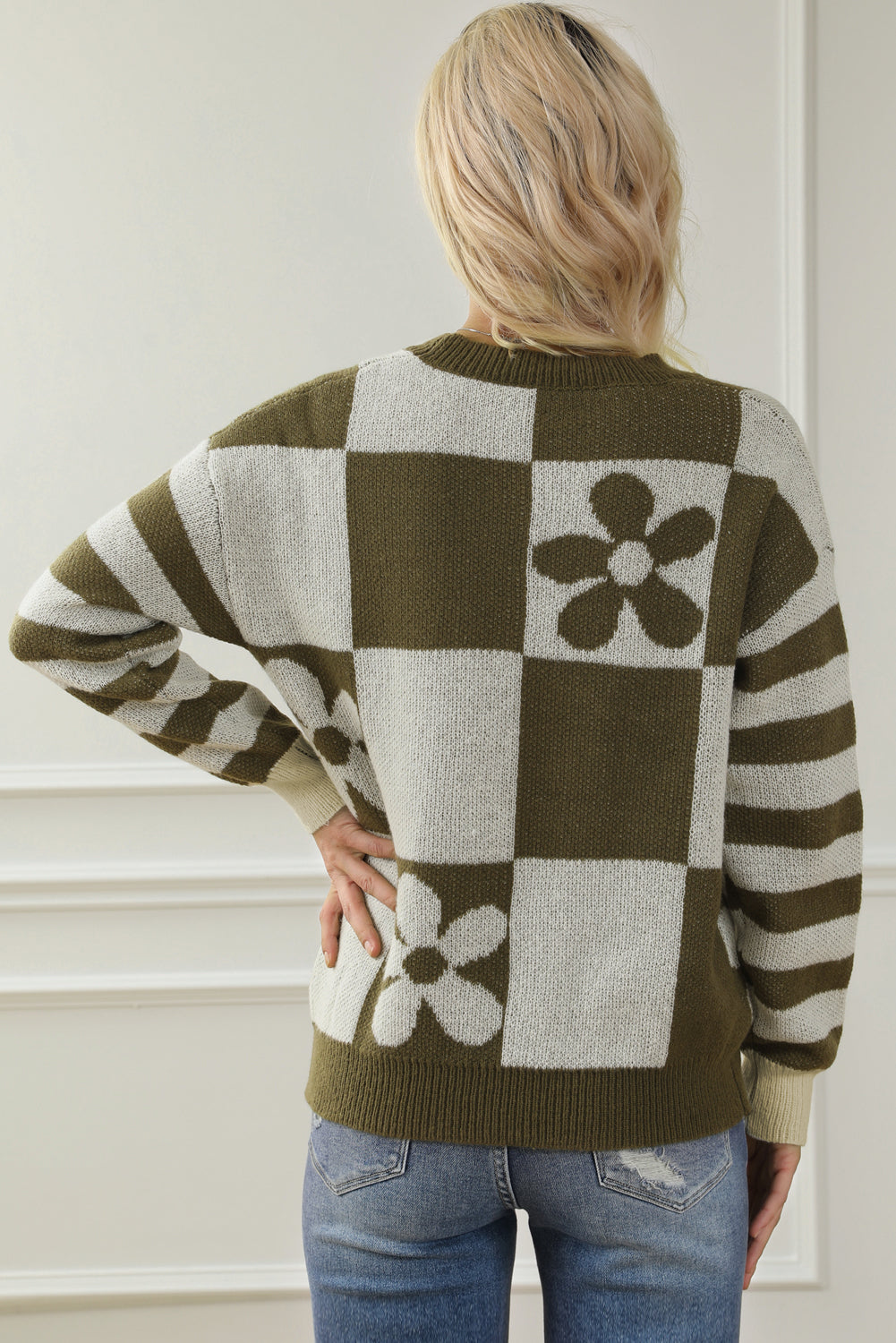 Grün karierter Pullover mit Blumenmuster und gestreiften Ärmeln