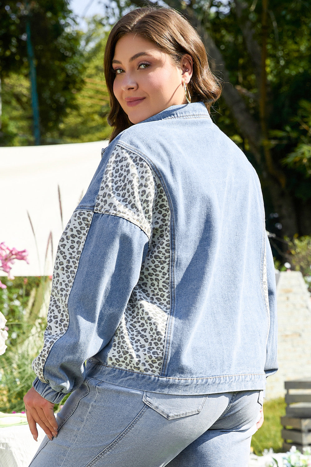 Beau Blue – Jeansjacke mit Leopardenmuster und Patchwork-Klappendetail in Übergröße