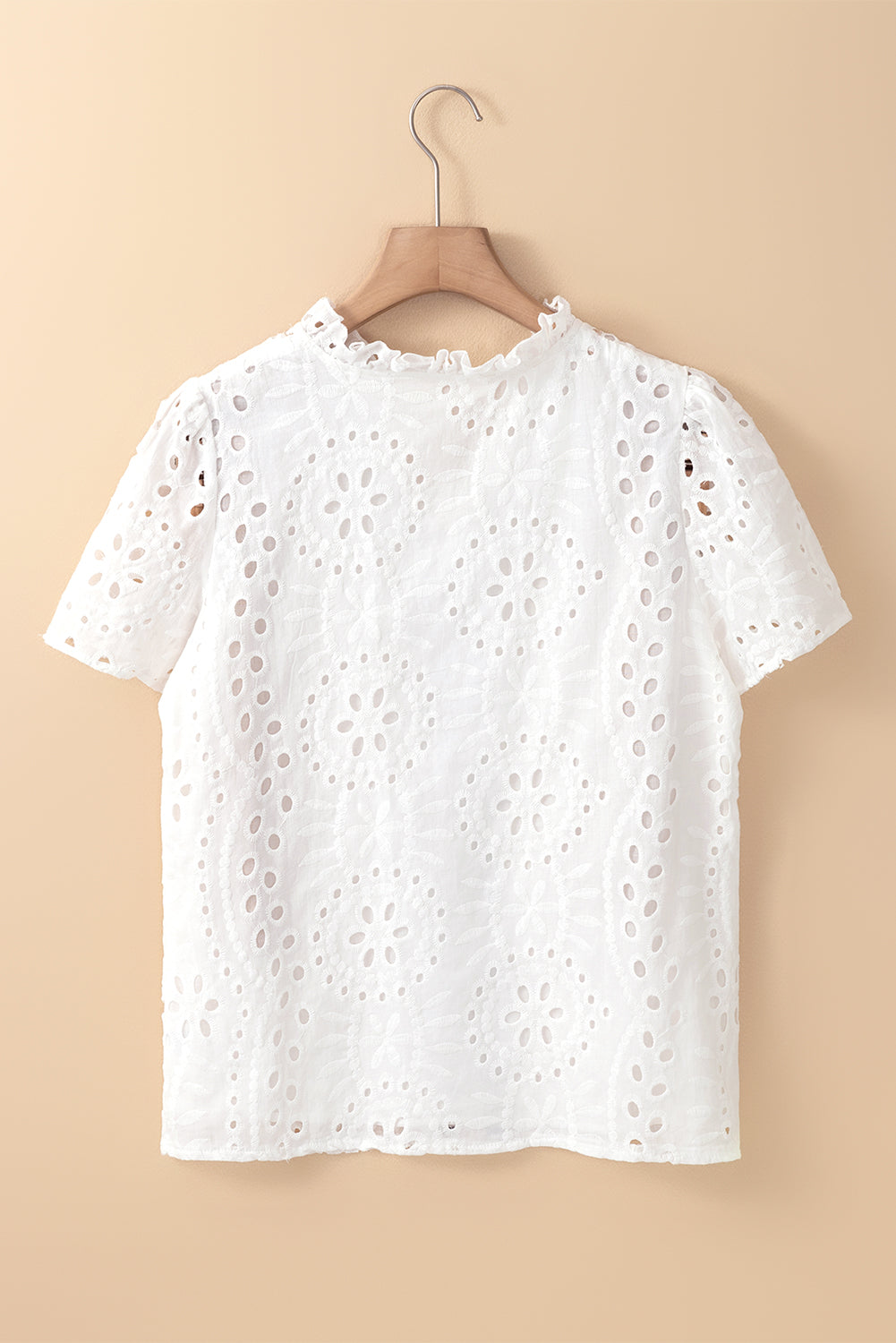 Weiße Bluse mit geometrischer Stickerei und Aussparung