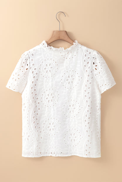 Weiße Bluse mit geometrischer Stickerei und Aussparung