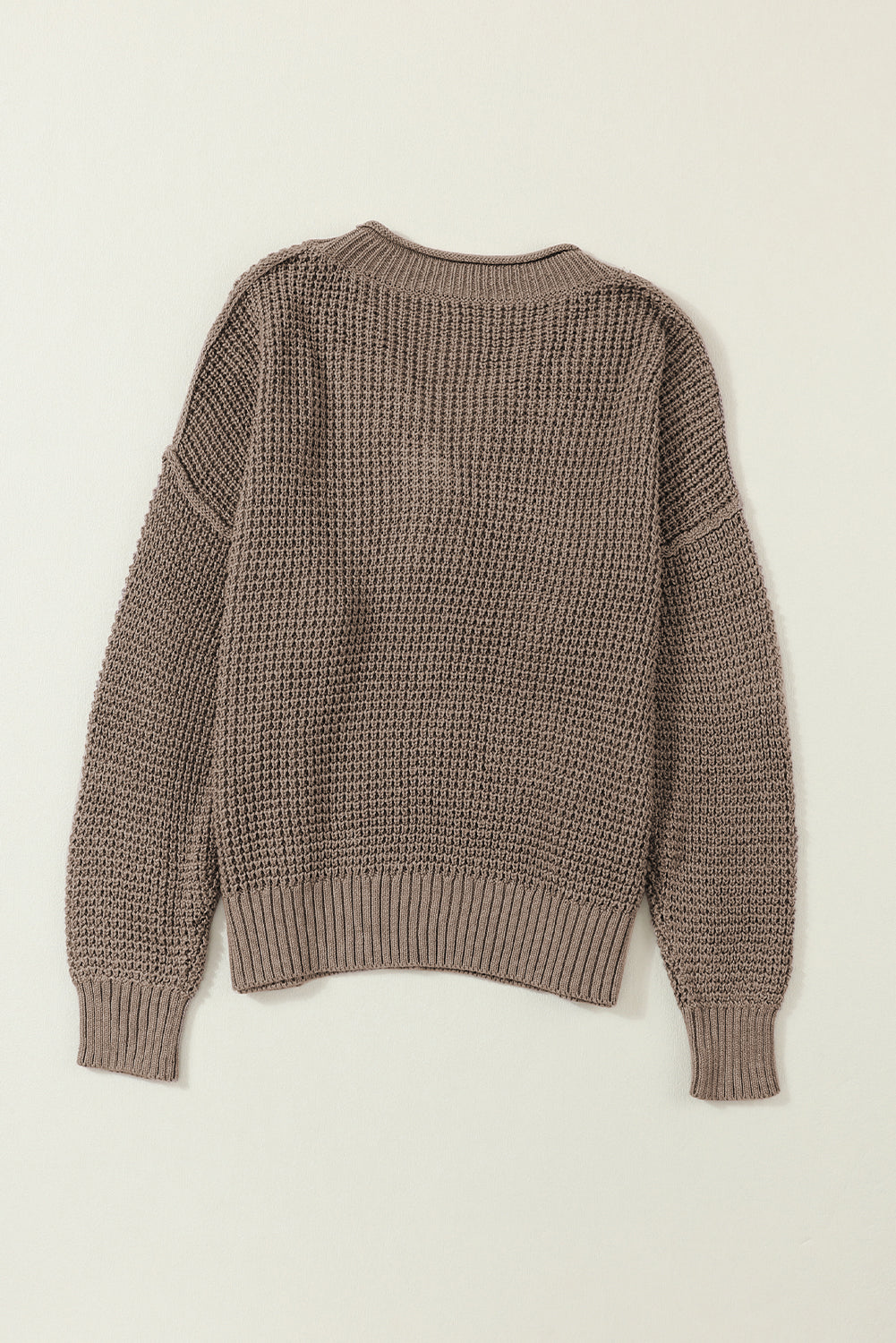 Khakifarbener Pointelle-Strickpullover mit Knöpfen und V-Ausschnitt und überschnittener Schulter