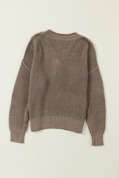 Khakifarbener Pointelle-Strickpullover mit Knöpfen und V-Ausschnitt und überschnittener Schulter