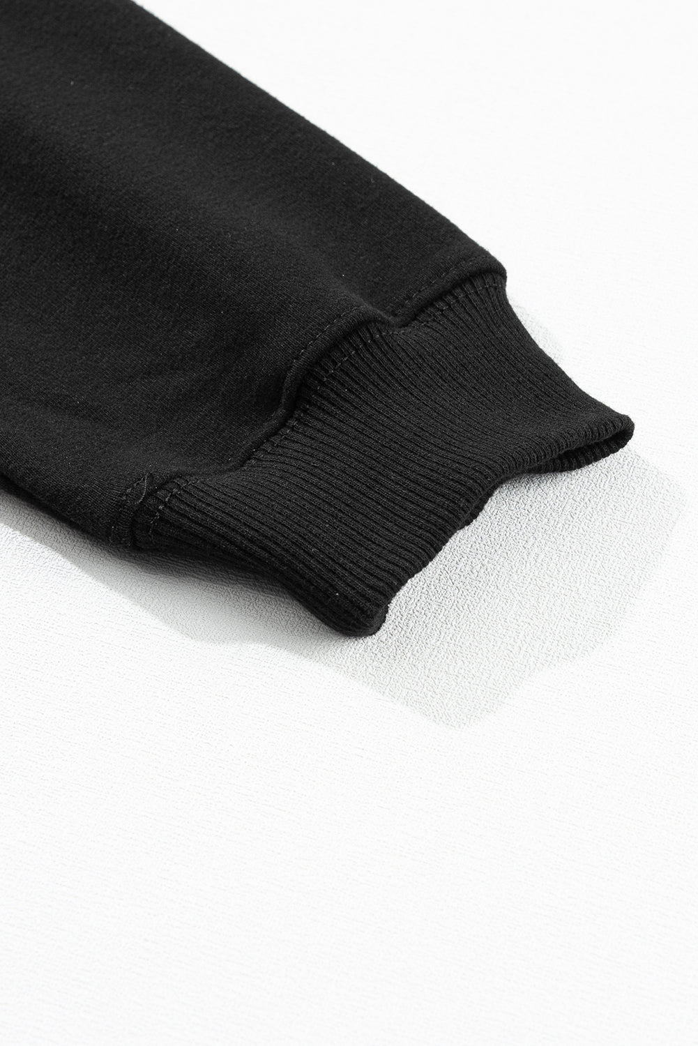 Schwarzes Sweatshirt mit „Merry Every Thing“-Lametta-Slogan