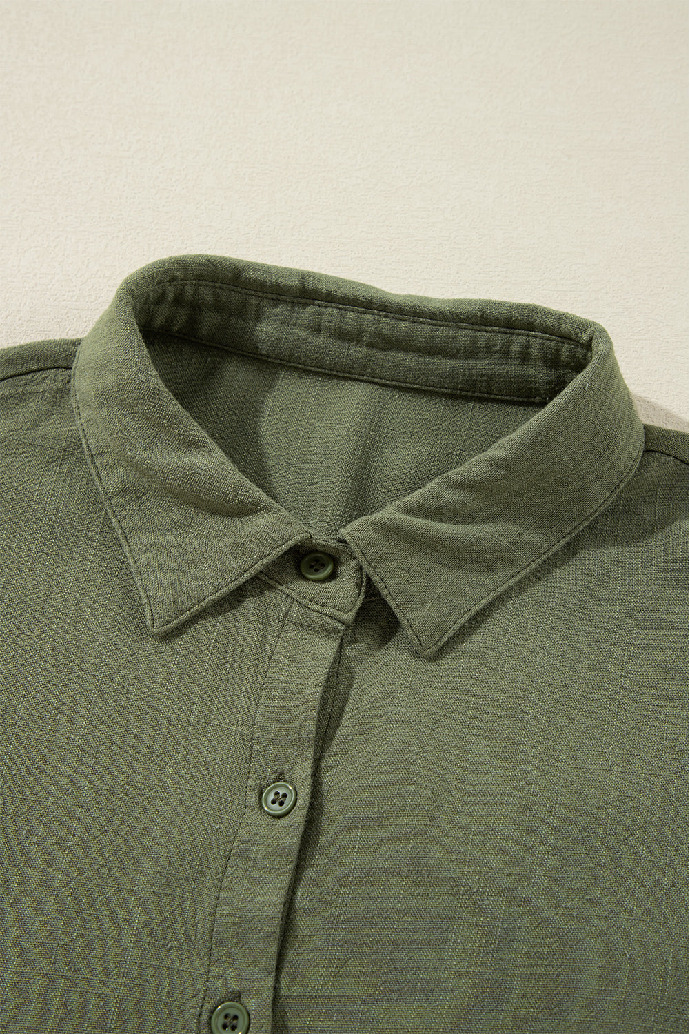 Dschungelgrünes Mini-Hemdkleid mit Puffärmeln und Knöpfen