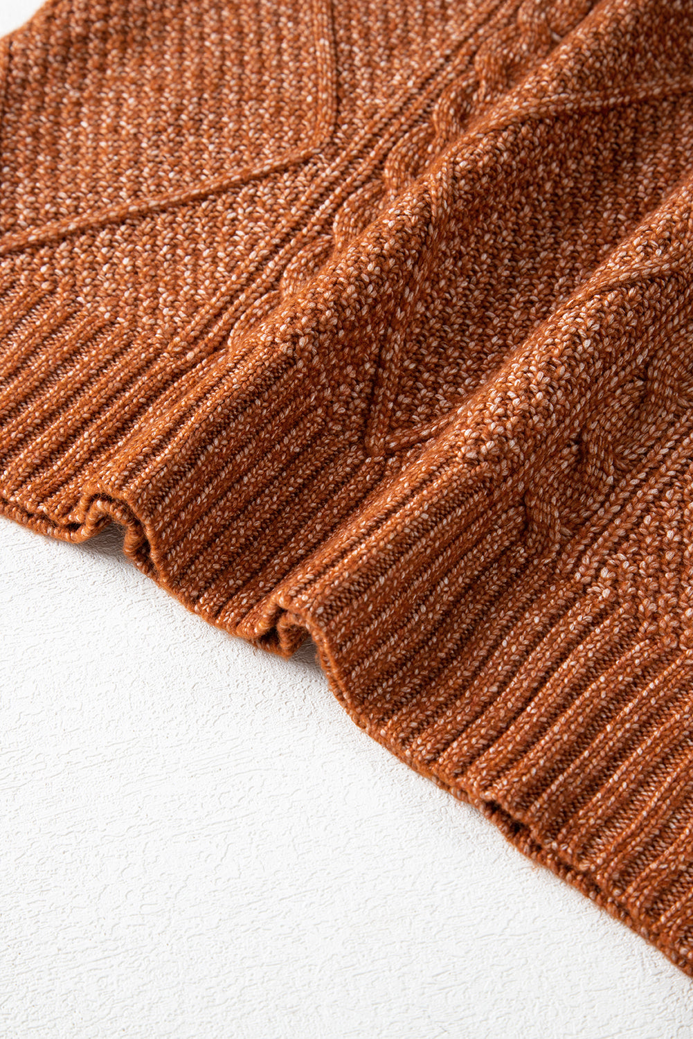 Kaffeebraunes, locker sitzendes Pulloverkleid mit Zopfmuster und überschnittener Schulter