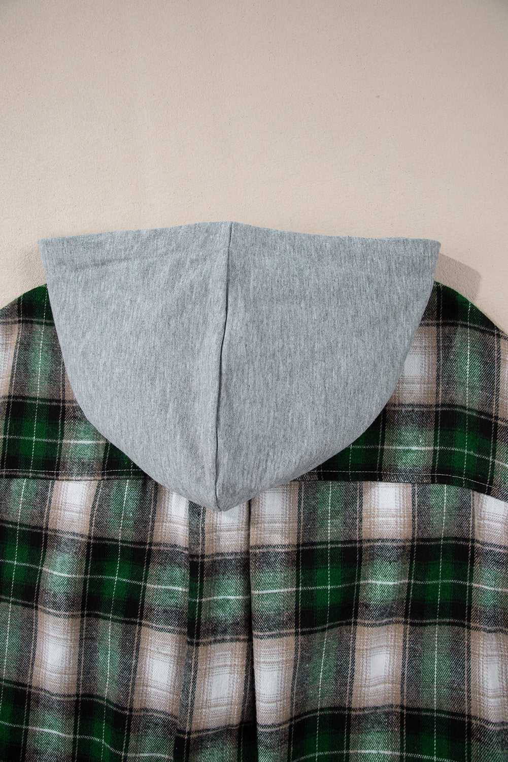Grünes Shacket mit Brusttasche und Kapuze und Karomuster