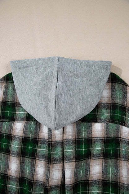 Grünes Shacket mit Brusttasche und Kapuze und Karomuster