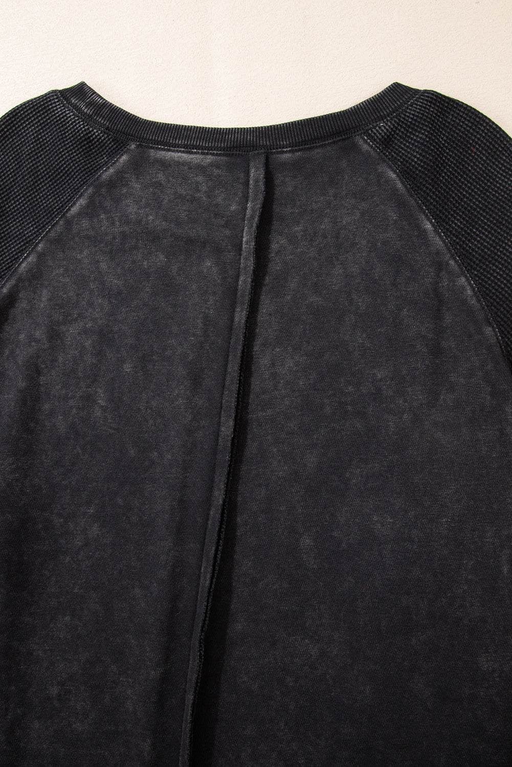 Schwarzes Sweatshirt mit Raglanärmeln und Waffelstrick-Patchworkmuster