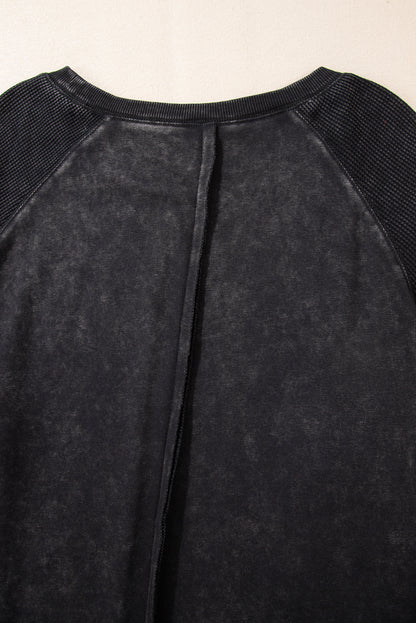 Schwarzes Sweatshirt mit Raglanärmeln und Waffelstrick-Patchworkmuster