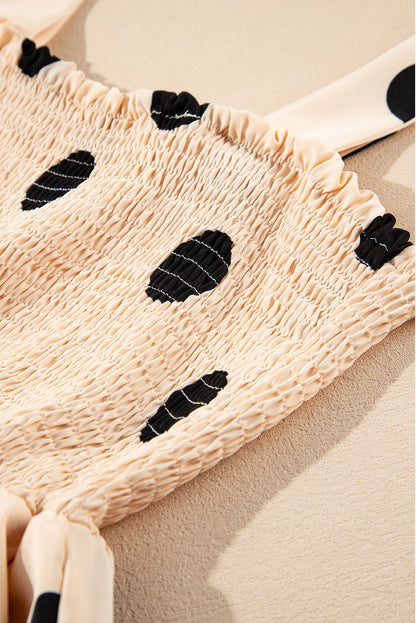 Haferflockenfarbenes, gesmoktes, ausgestelltes, ärmelloses langes Kleid mit Punkten