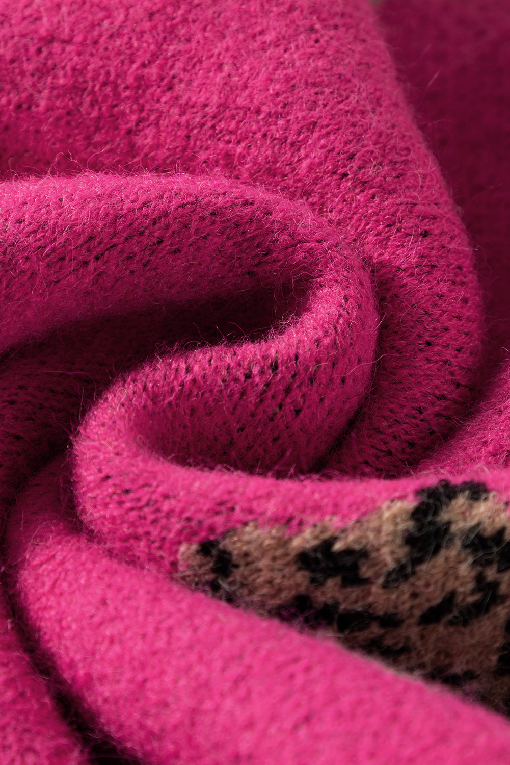 Rosaroter, lässiger Strickpullover mit wildem Tiermuster