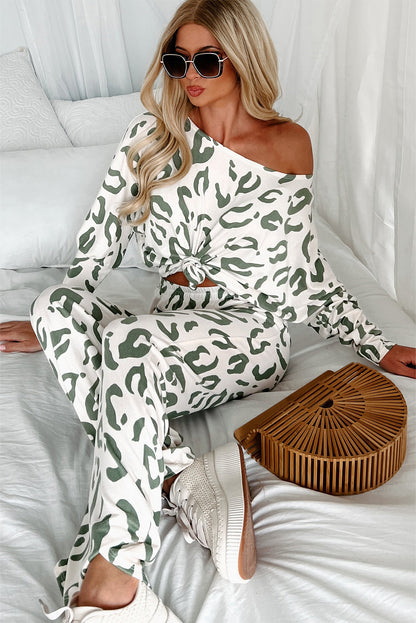 Beiges Loungewear-Set mit Langarmshirt und Hose im Leoparden-Animalprint