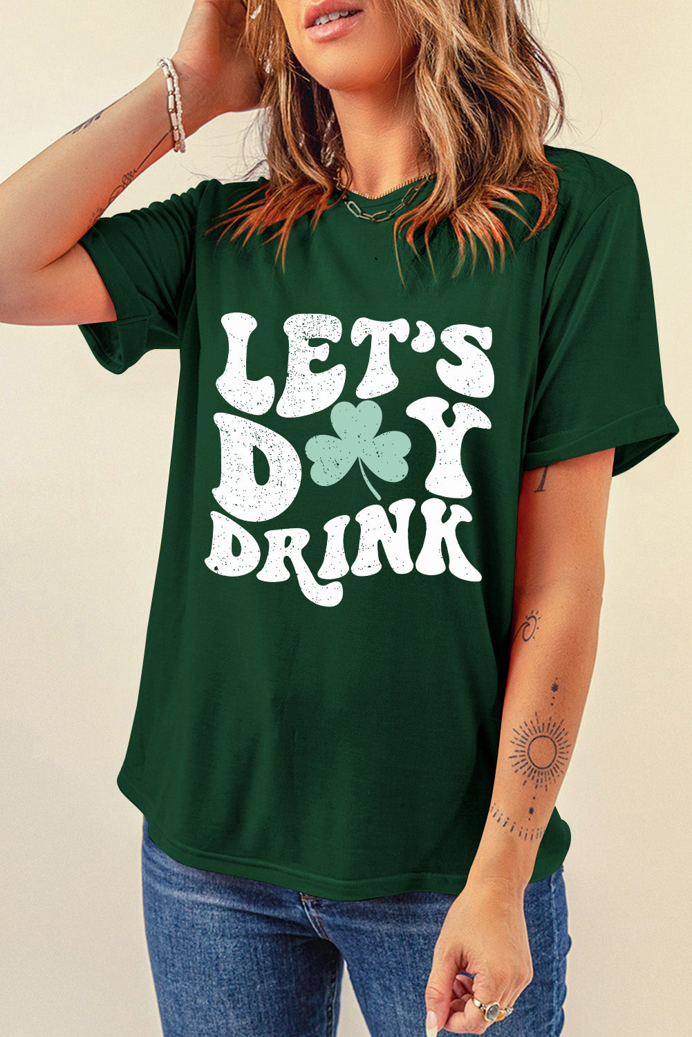 Grünes T-Shirt mit Rundhalsausschnitt und „Let's Day Drink“-Kleeblatt-Print