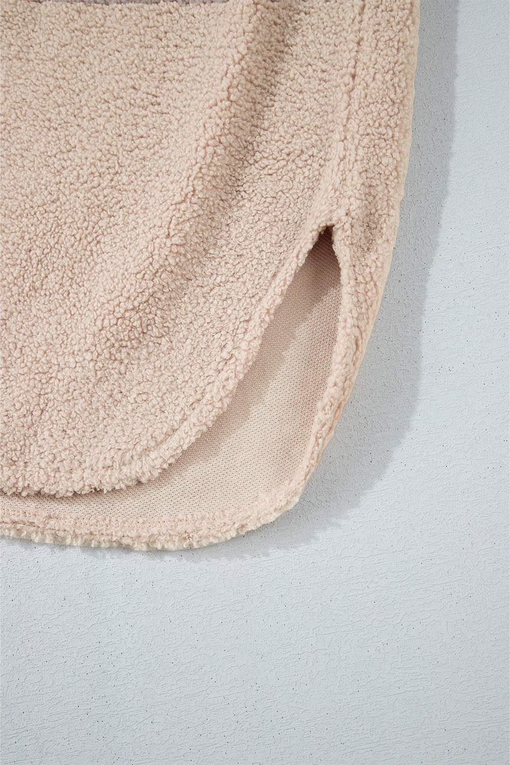 Rauchgrauer, karierter Sherpa-Langmantel mit Patchwork-Kragen und Knopfleiste
